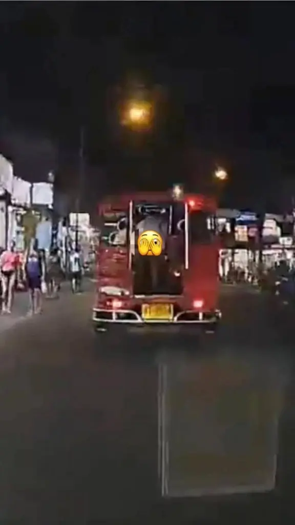 โซเชียลวิจารณ์ยับ นักท่องเที่ยวโชว์อนาจารบนตุ๊กตุ๊กภูเก็ต