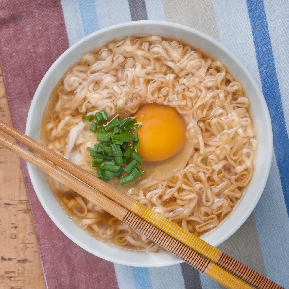 เลิกต้มแบบเดิม! สูตรบะหมี่กึ่งสำเร็จรูปไมโครเวฟ เส้นนุ่มใน 3 นาที