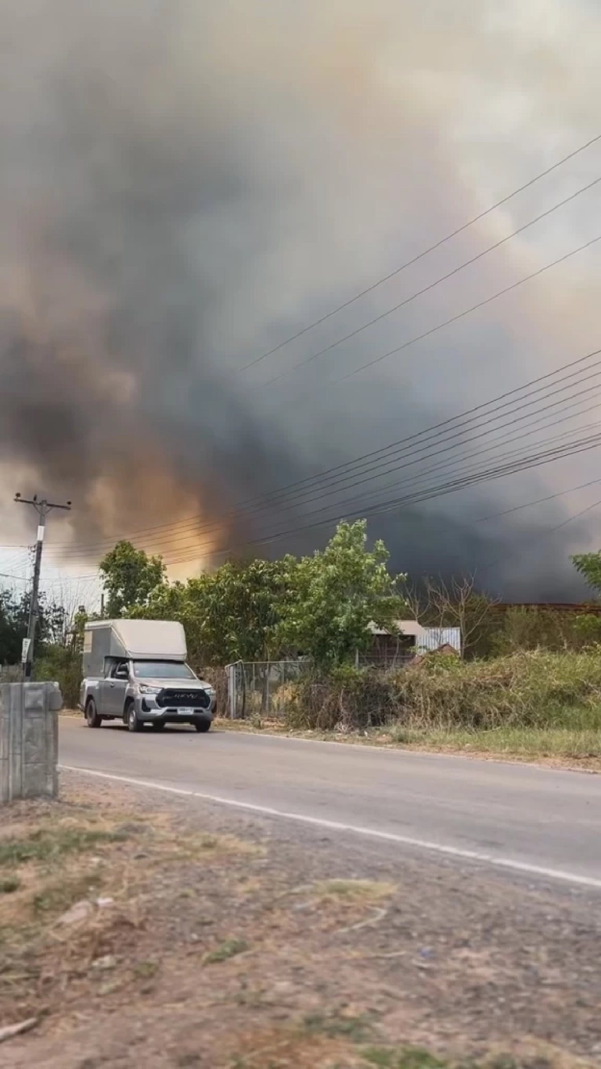 ไฟไหม้หญ้าเลี่ยงเมืองโคราช-ขอนแก่น ควันคลุมถนนหวิดลามบ้านเรือน