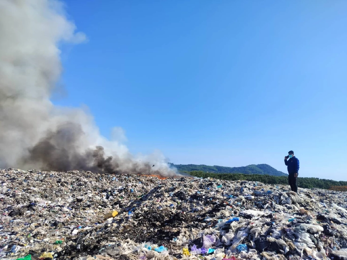 ไฟไหม้บ่อขยะสะพานหินภูเก็ต คุมเพลิงได้แล้วแต่ควันยังพุ่ง