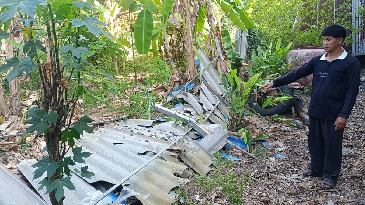 ช้างป่าอ่างฤาไน 2 ตัว! บุกถึงหน้าบ้านผู้ใหญ่บ้าน พังรั้วกระจุย