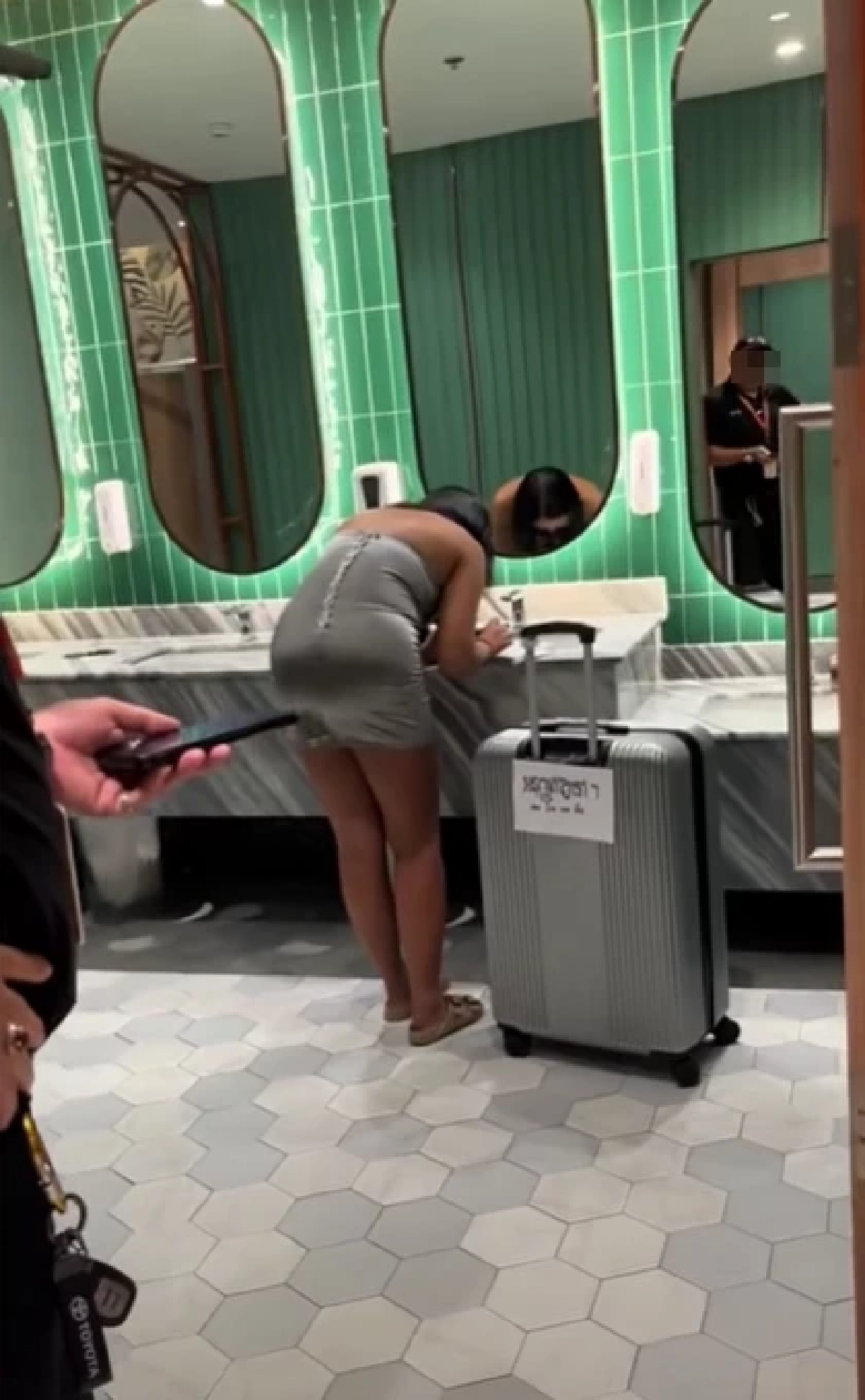 รู้แล้วใคร สาวเขียนด่าคนไทยติดกระเป๋า เจ้าตัวเผยสาเหตุโอละพ่อ