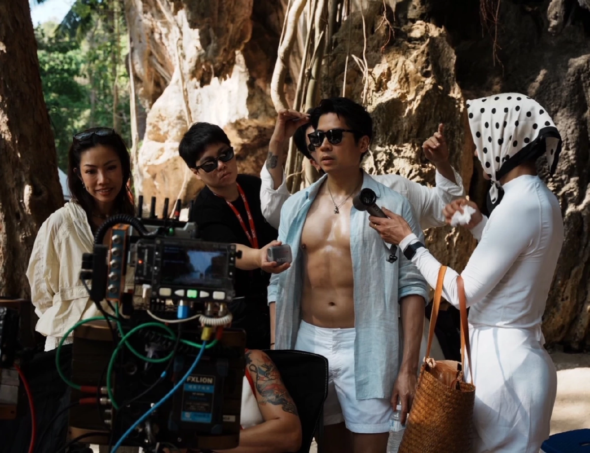 "เต้ ภูริต" อวดร่างทอง ซิกแพคแน่น เบียร์ ใบหยก รีบมาคอมเมนต์ทันที