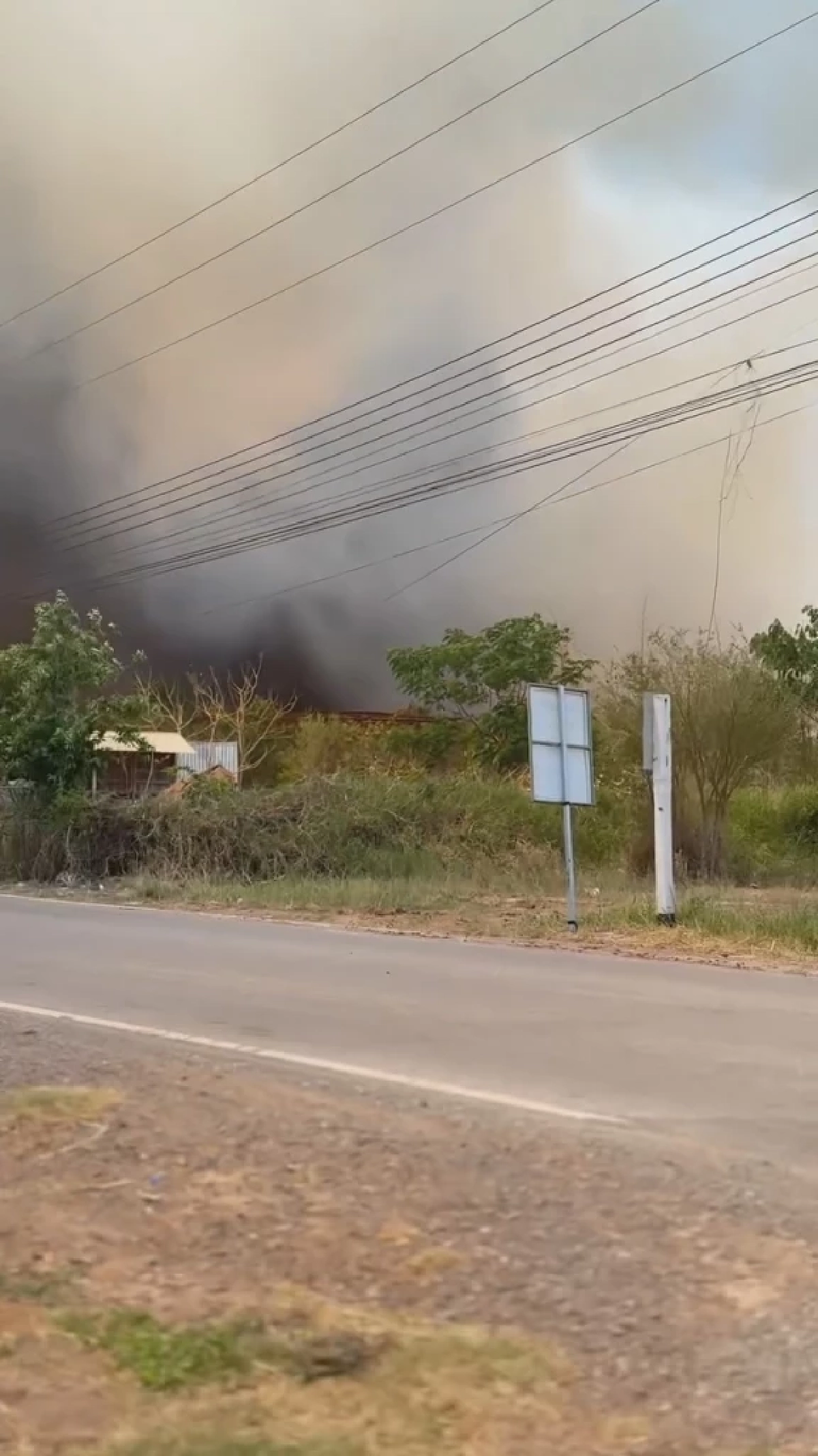 ไฟไหม้หญ้าเลี่ยงเมืองโคราช-ขอนแก่น ควันคลุมถนนหวิดลามบ้านเรือน