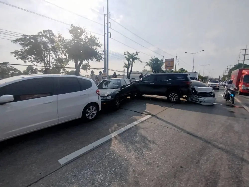 เกิดเหตุระทึก รถชนท้ายระนาว 7 คันรวด บนถนนสาย 224 เจ็บกว่า 10 ราย