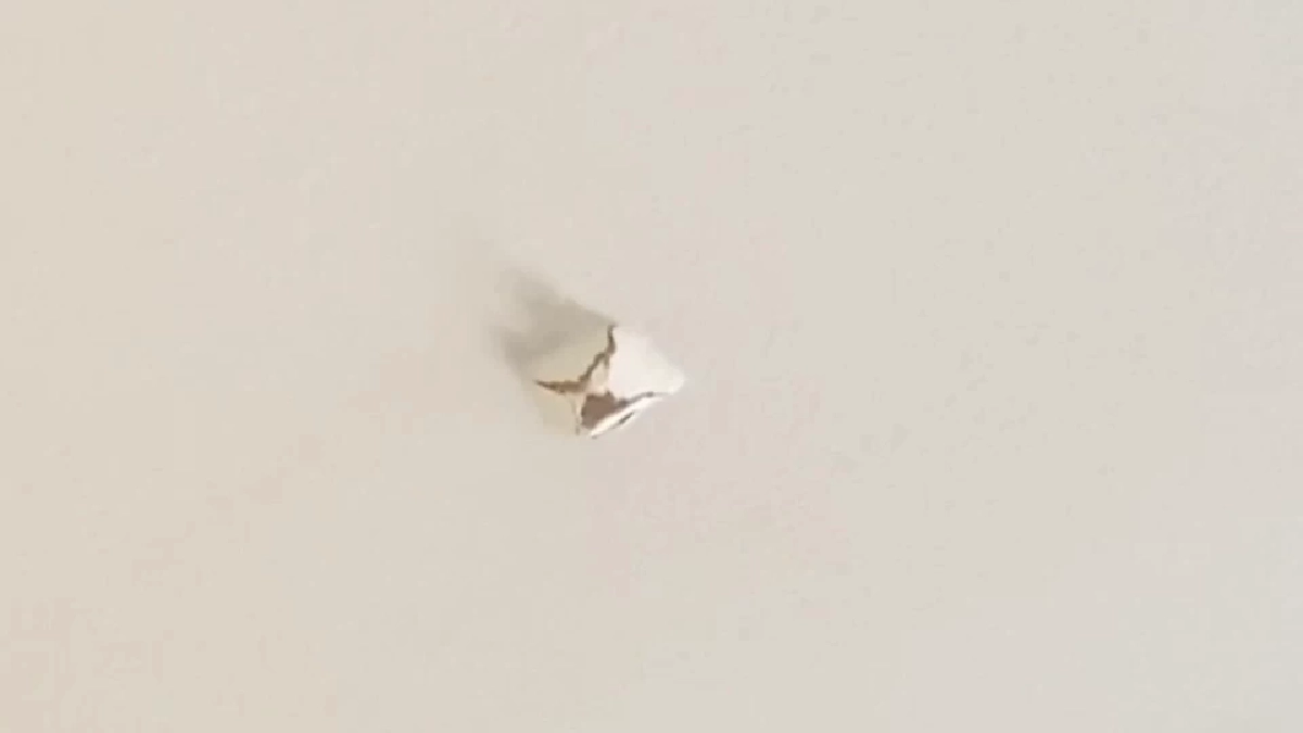 กระสุนปริศนาตกใส่เตียงนอนบ้านอดีตทางหลวงจันทบุรี หวิดโดนหลาน