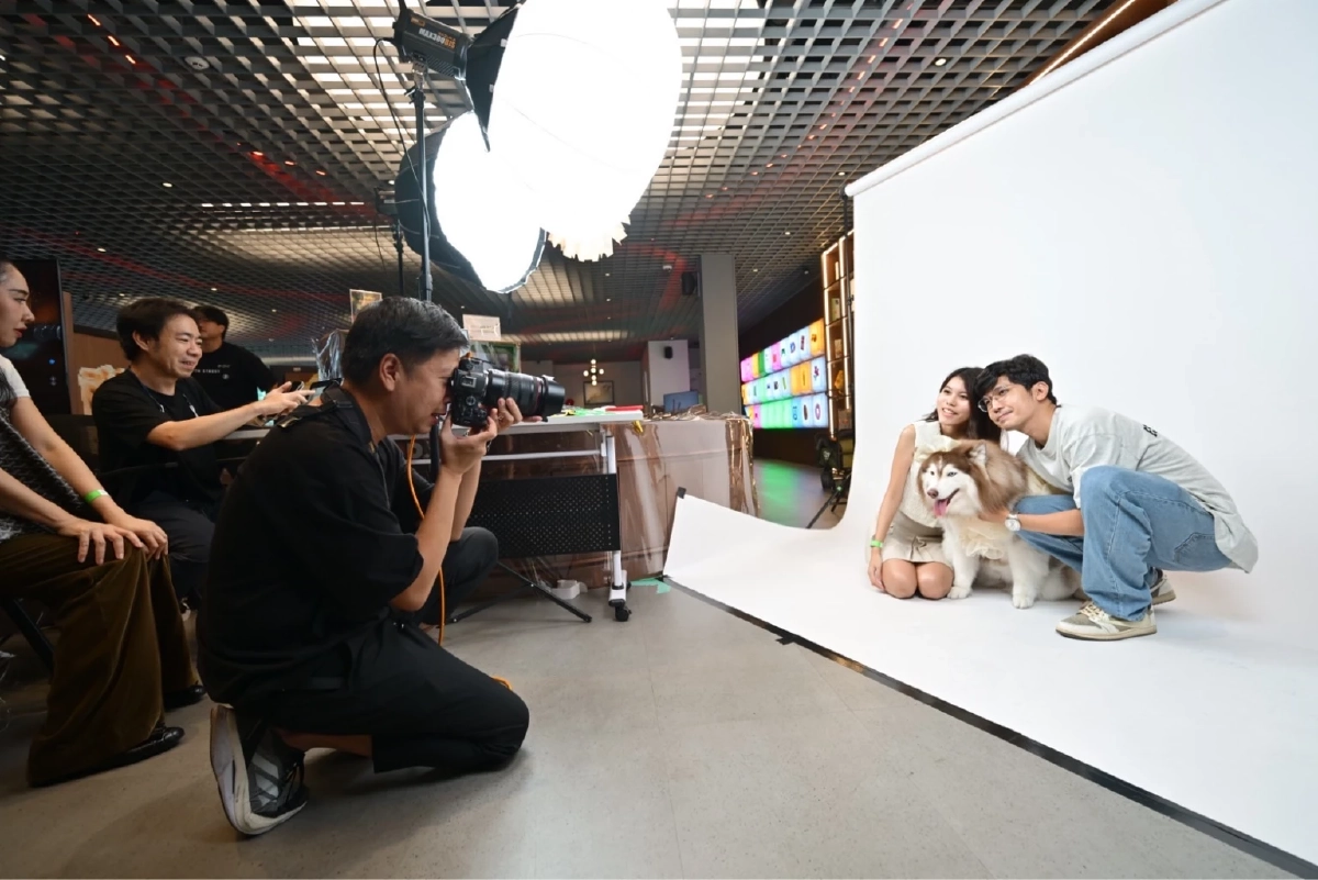 "เจ้านาย จินเจษฎ์" จูงเจ้าสี่ขา มีโชค เดินพรมเขียวสร้างรอยยิ้มในงาน AIS SIAM "PET CLUB"