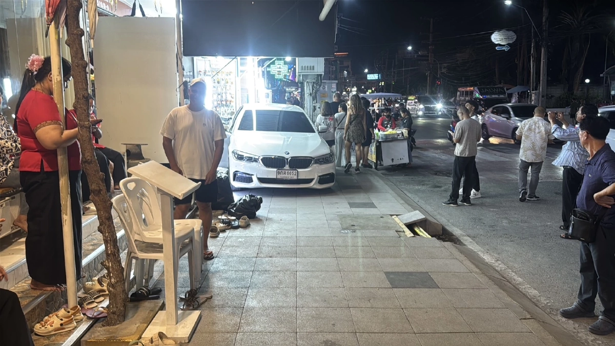 ระทึก BMW ถอยชนคนบนฟุตบาทพัทยา ส่งผลบาดเจ็บระนาว 5 ราย