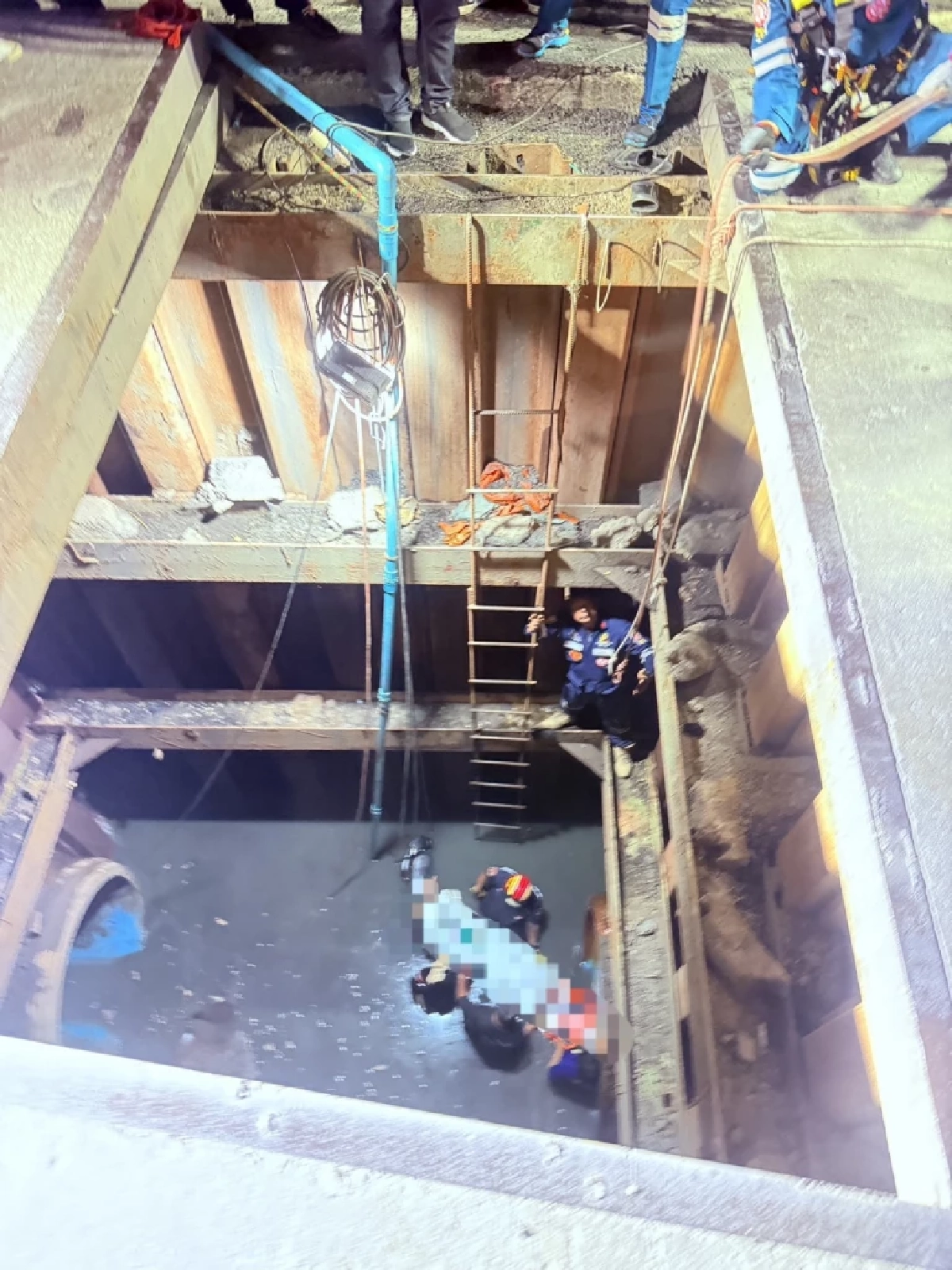 ระทึก! จยย.พุ่งตกบ่อลึก 15 เมตรไร้ป้ายเตือน เจ็บ 2 ราย