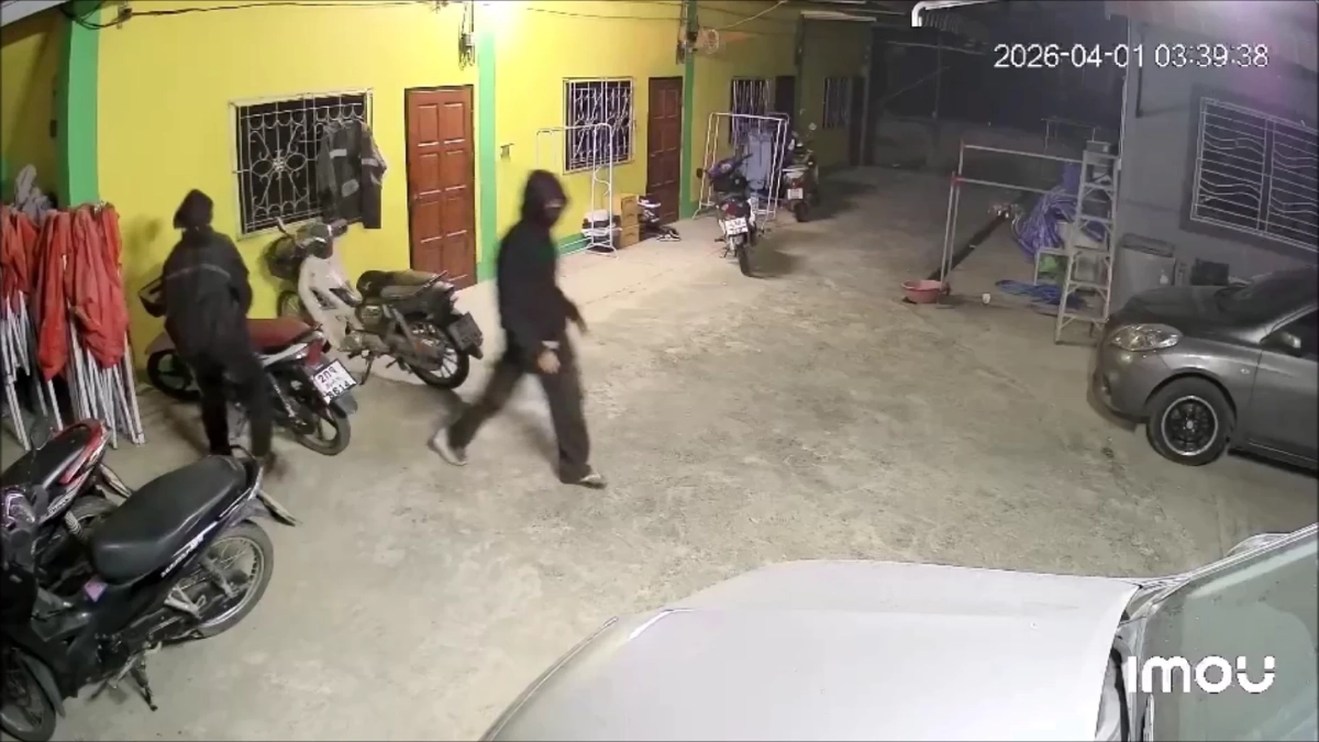 แม่สายผวาแก๊งวัยรุ่นบุกหอพักฉก จยย. 2 คัน คาดส่งขายเพื่อนบ้าน