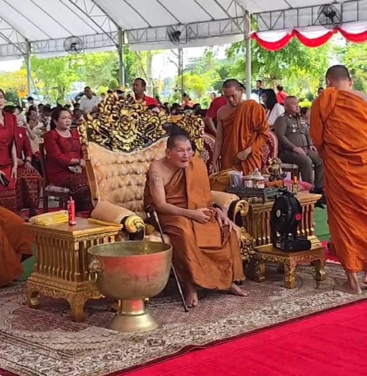 คึกคัก แห่ส่องเเลขขันน้ำมนต์  "หลวงปู่ศิลา" งานบุญใหญ่