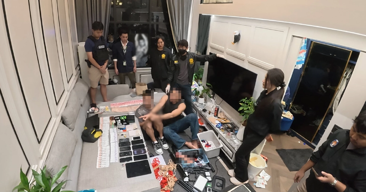 จับ 2 หนุ่มจีน ดาว X แก้ผ้าก่อกวนทั้งคอนโดผวา ค้นห้องยิ่งตกใจ