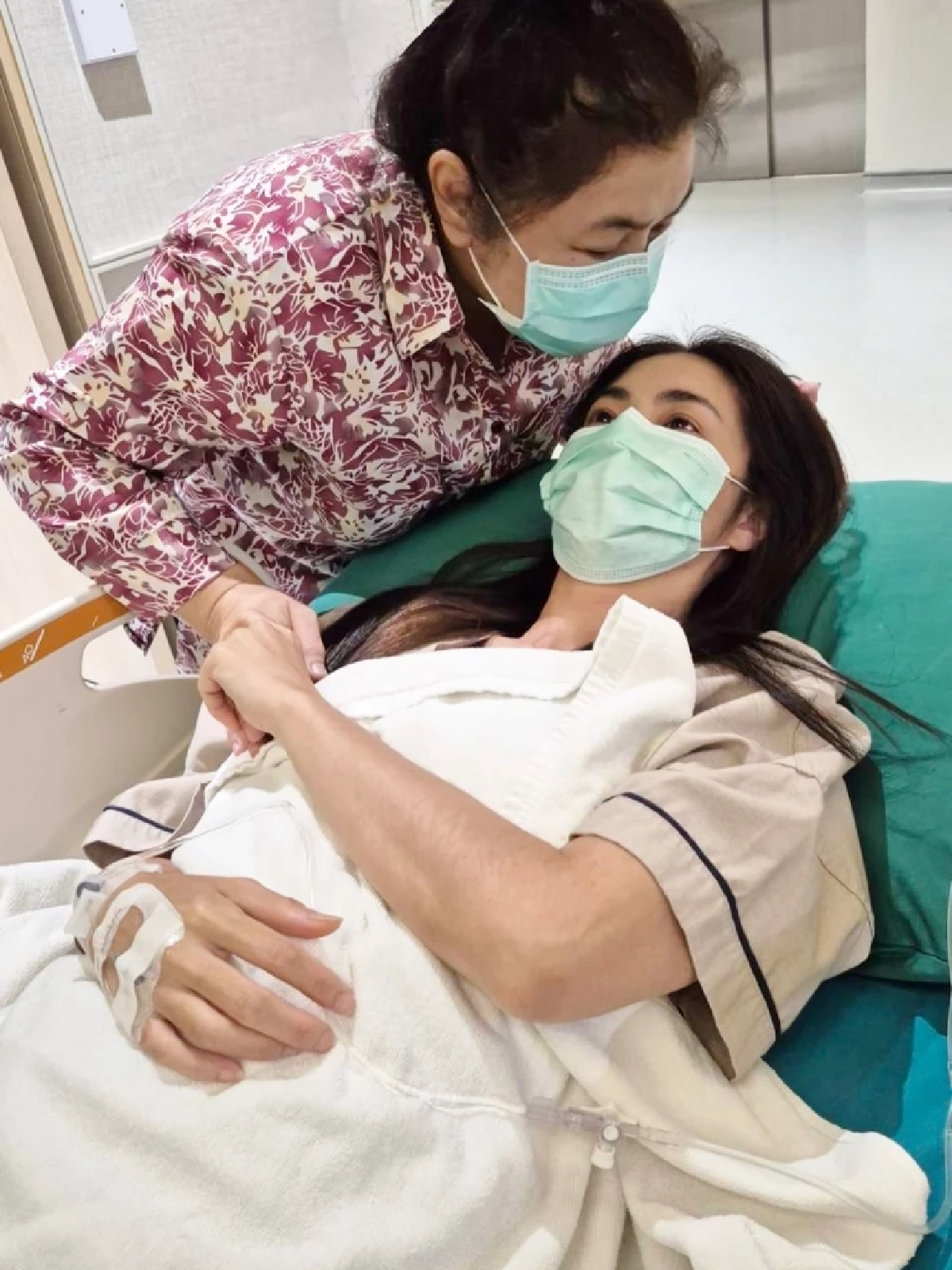 แห่ส่งกำลังใจ "จ๊ะจ๋า พริมรตา" ผ่าตัดใหญ่ 4 ชม.ครึ่ง เจอซีสต์ 2 ก้อน