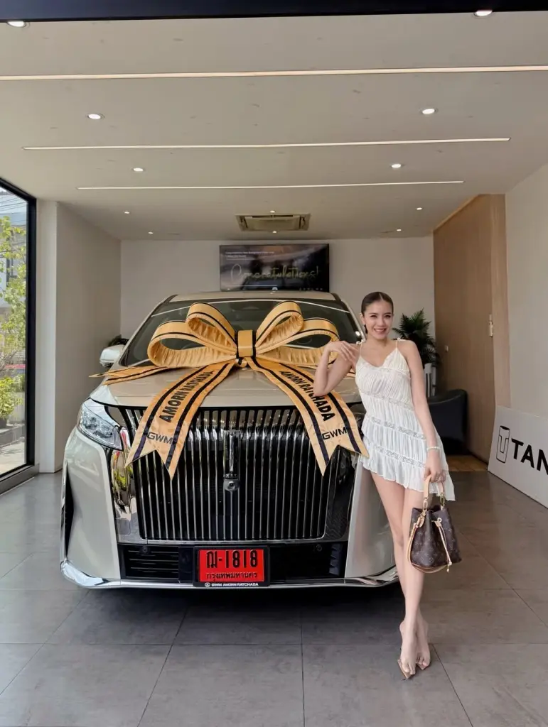ใบเตย อาร์สยาม รับรถหรูคันใหม่ เปิดเลขทะเบียนสวยน่าลุ้น