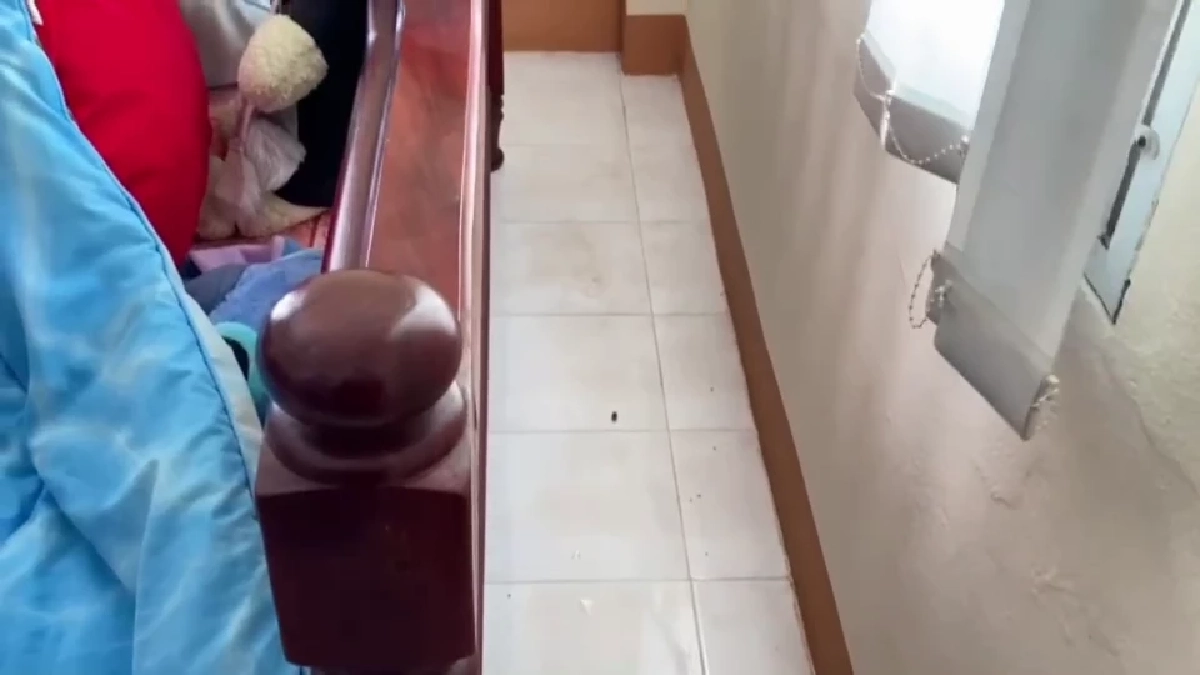 กระสุนปริศนาตกใส่เตียงนอนบ้านอดีตทางหลวงจันทบุรี หวิดโดนหลาน