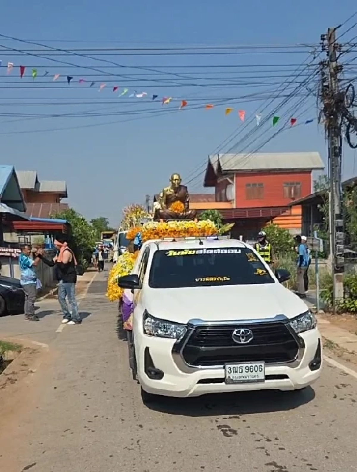 ชาวบ้านแห่จับจ้อง ทะเบียนรถ พิธีสรงน้ำองค์รูปเหมือนหลวงปู่ศิลา