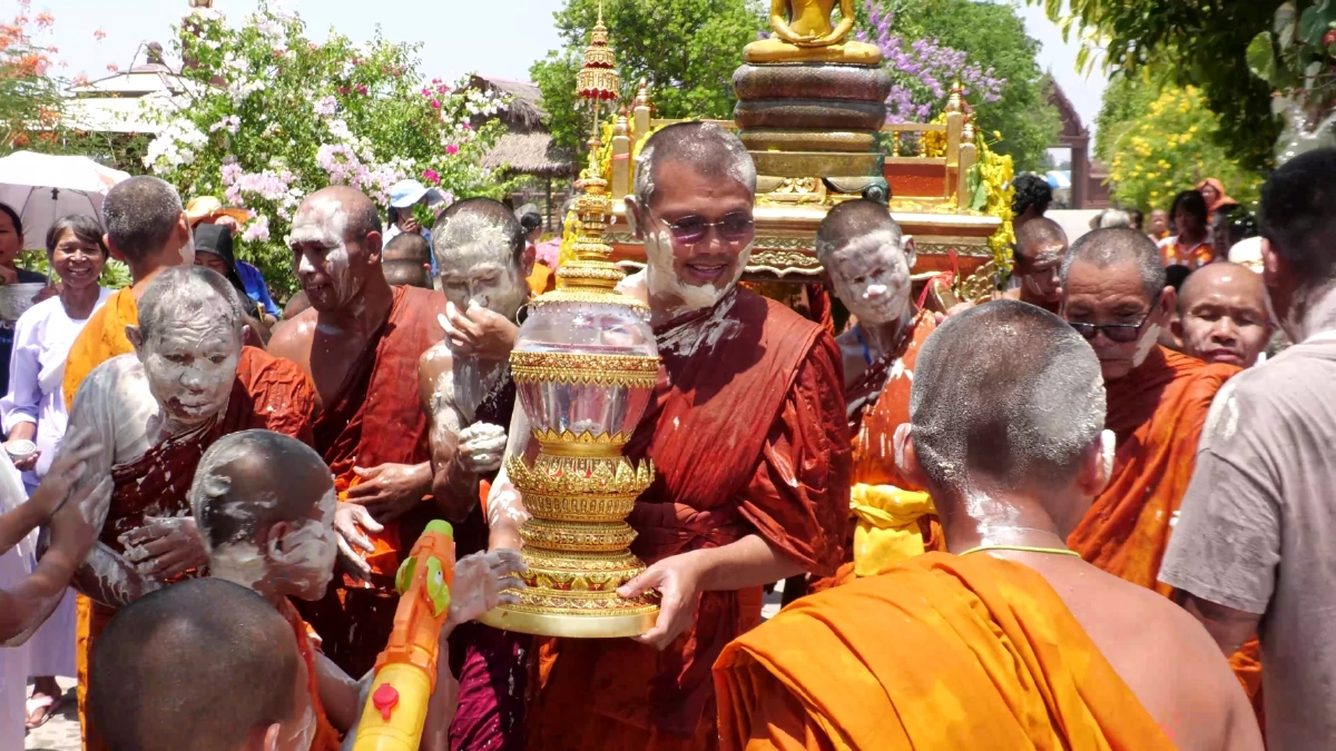 ขำพระเณรจะบาปไหม! พระ-เณรสุรินทร์โดนปะแป้งนึกว่าชุบแป้งทอด