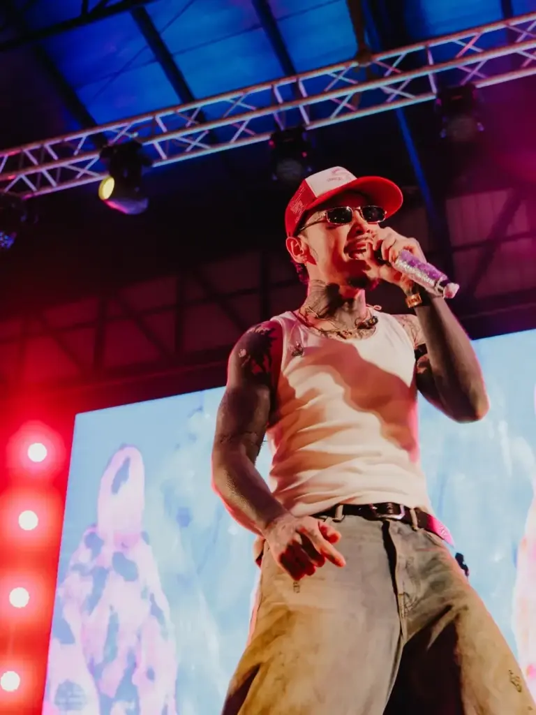 แฟนคลับใจหาย นาทีระทึก นักร้องดัง เหวอหนัก หลังแฟนคลับบุกเวที  