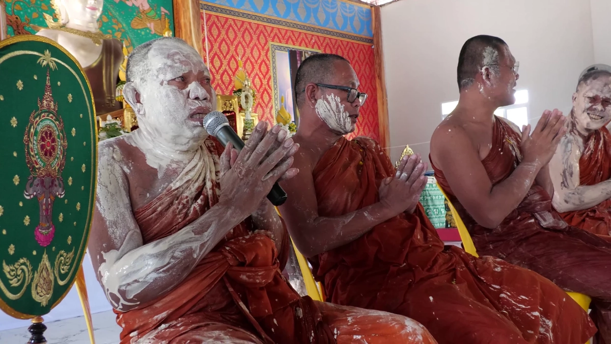 ขำพระเณรจะบาปไหม! พระ-เณรสุรินทร์โดนปะแป้งนึกว่าชุบแป้งทอด