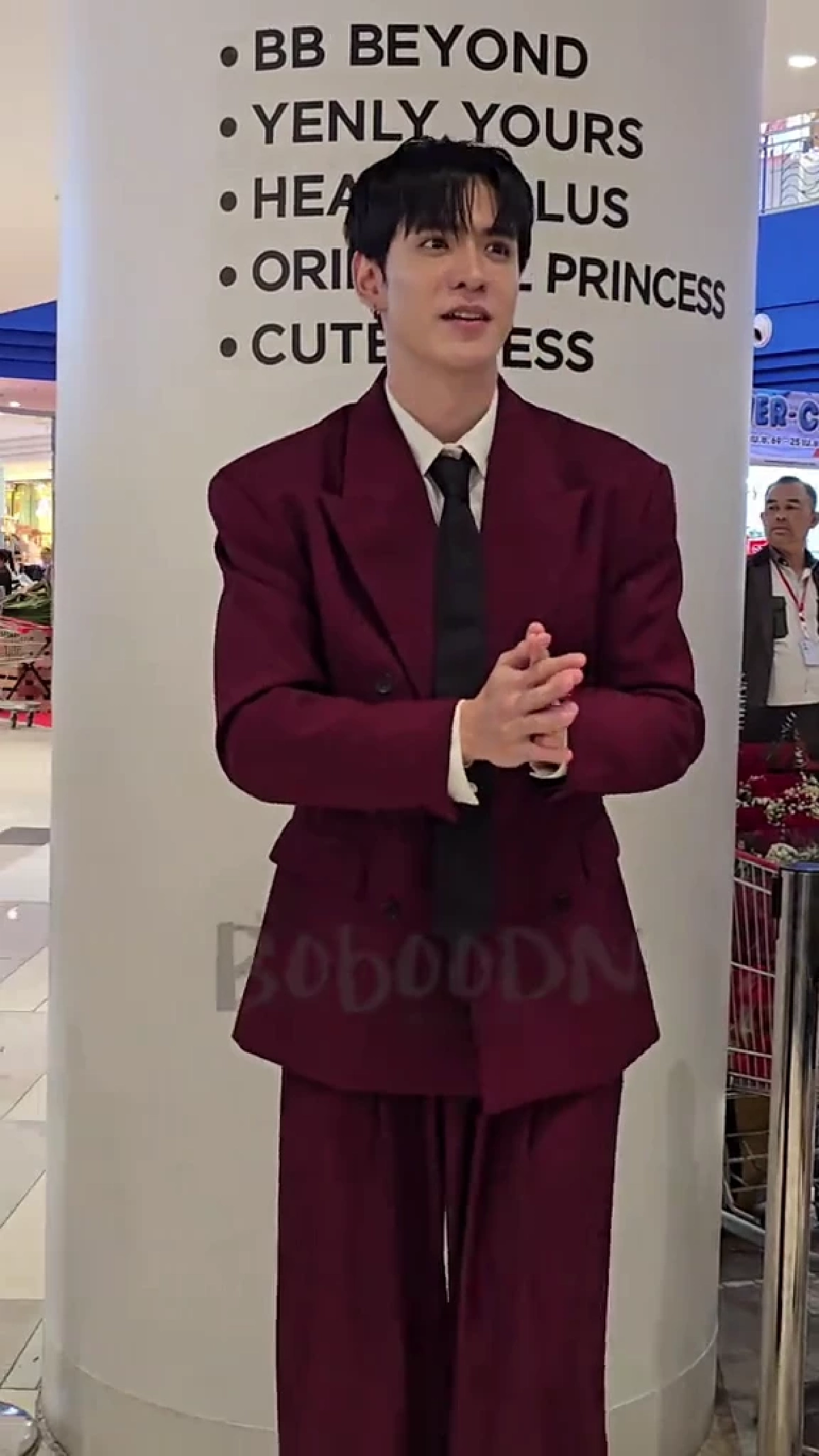 ฟิล์ม ธนภัทร โดนบุกจู่โจมกลางงาน เป่าเค้กยังไม่ทันตั้งตัว