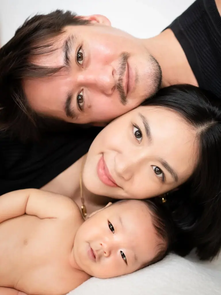 อนันดา อุ้มลูกชายเคียงข้างภรรยา ภาพเดียวเต็มไปด้วยความสุข