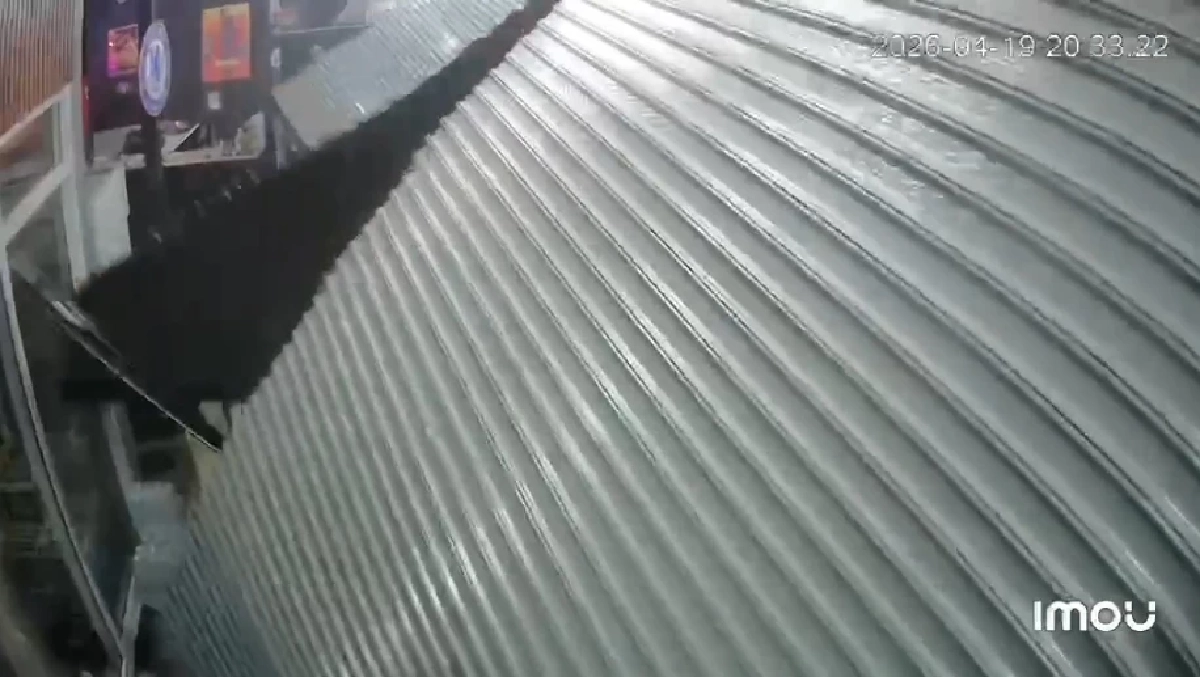 นาทีระทึก! พายุถล่มแม่สายรอบ 2 ประตูร้านปลิว ลูกค้าหนีกระเจิง