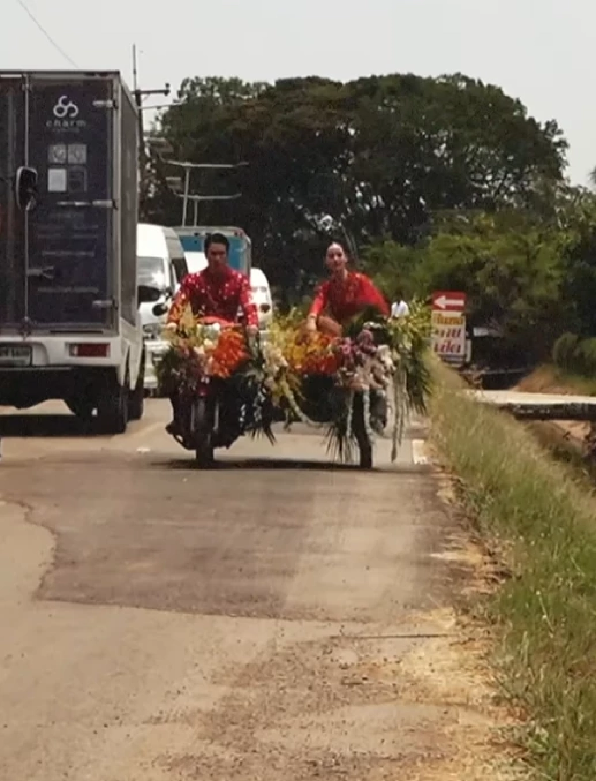 แห่ส่องทะเบียนรถส่งตัว "ณเดชน์ - ญาญ่า" เห็นชัดๆไม่ต้องซูม