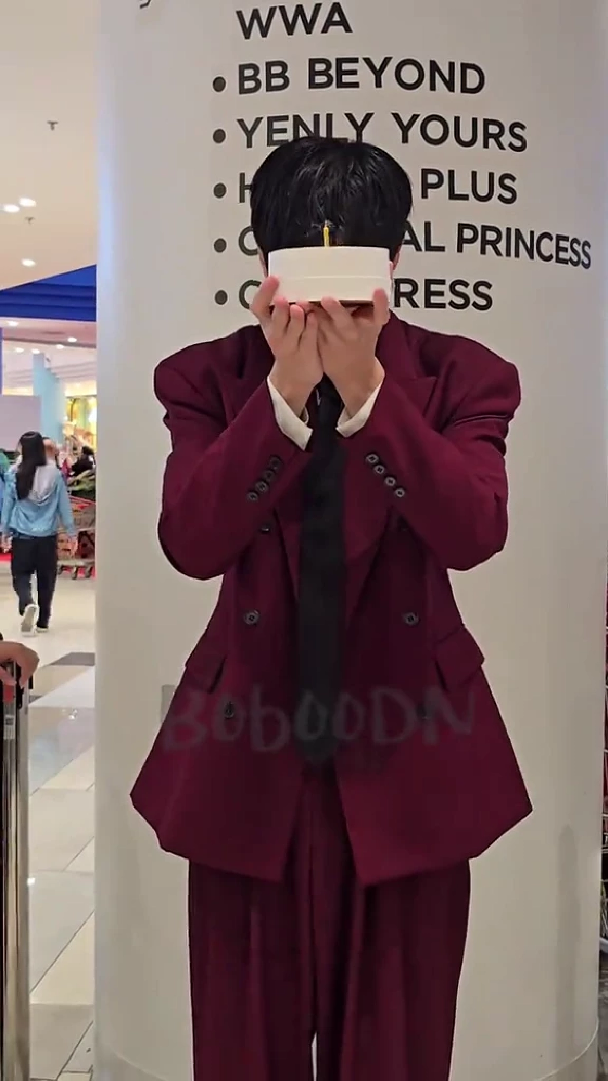 ฟิล์ม ธนภัทร โดนบุกจู่โจมกลางงาน เป่าเค้กยังไม่ทันตั้งตัว