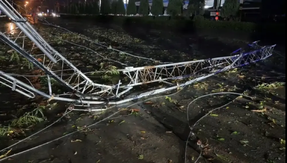 แม่สายอ่วม! พายุถล่มเสาวิทยุโค่นทับสายไฟดับทั้งอำเภอ