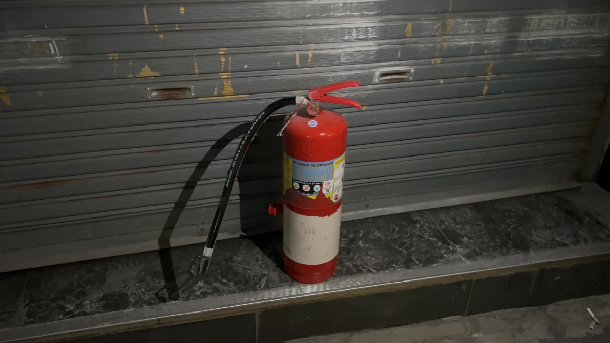 สงกรานต์พัทยาวุ่น! สองต่างชาติพิเรนทร์ อุ้มถังดับเพลิงฉีดแทนน้ำ 