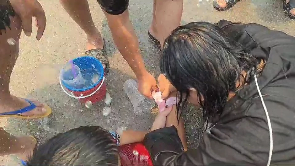 สู้ชีวิตแต่รองเท้าสู้กลับ! หนูน้อยเซ็งโดนรองเท้า "งับเท้า"