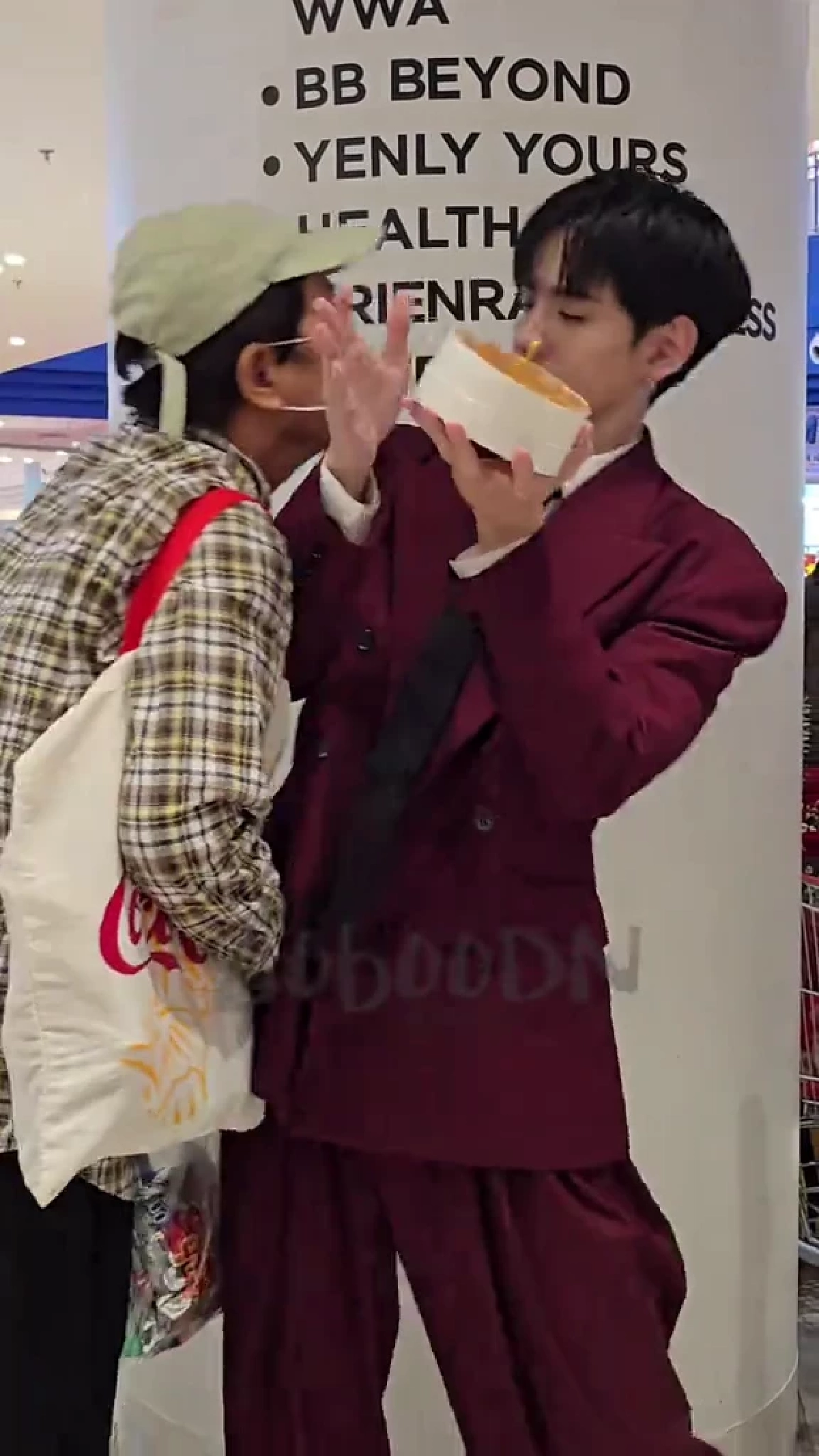 ฟิล์ม ธนภัทร โดนบุกจู่โจมกลางงาน เป่าเค้กยังไม่ทันตั้งตัว