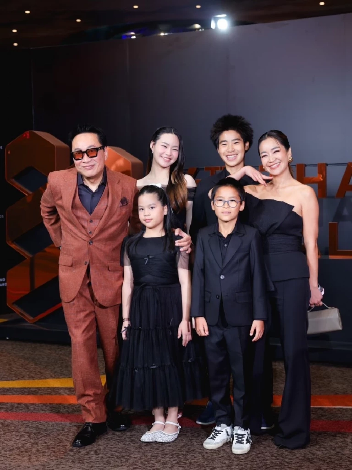 จูน กษมา ศิลาชัย เสิร์ฟลุคหรูแหวกอกเบาๆ หุ่นดีเกินต้าน