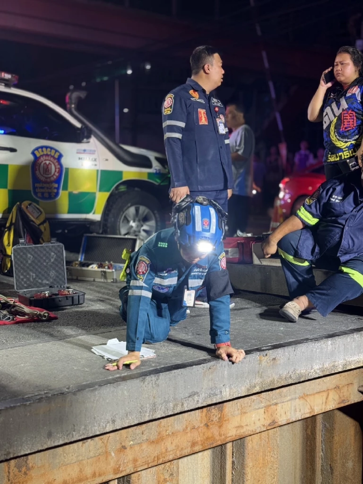 ระทึก! จยย.พุ่งตกบ่อลึก 15 เมตรไร้ป้ายเตือน เจ็บ 2 ราย