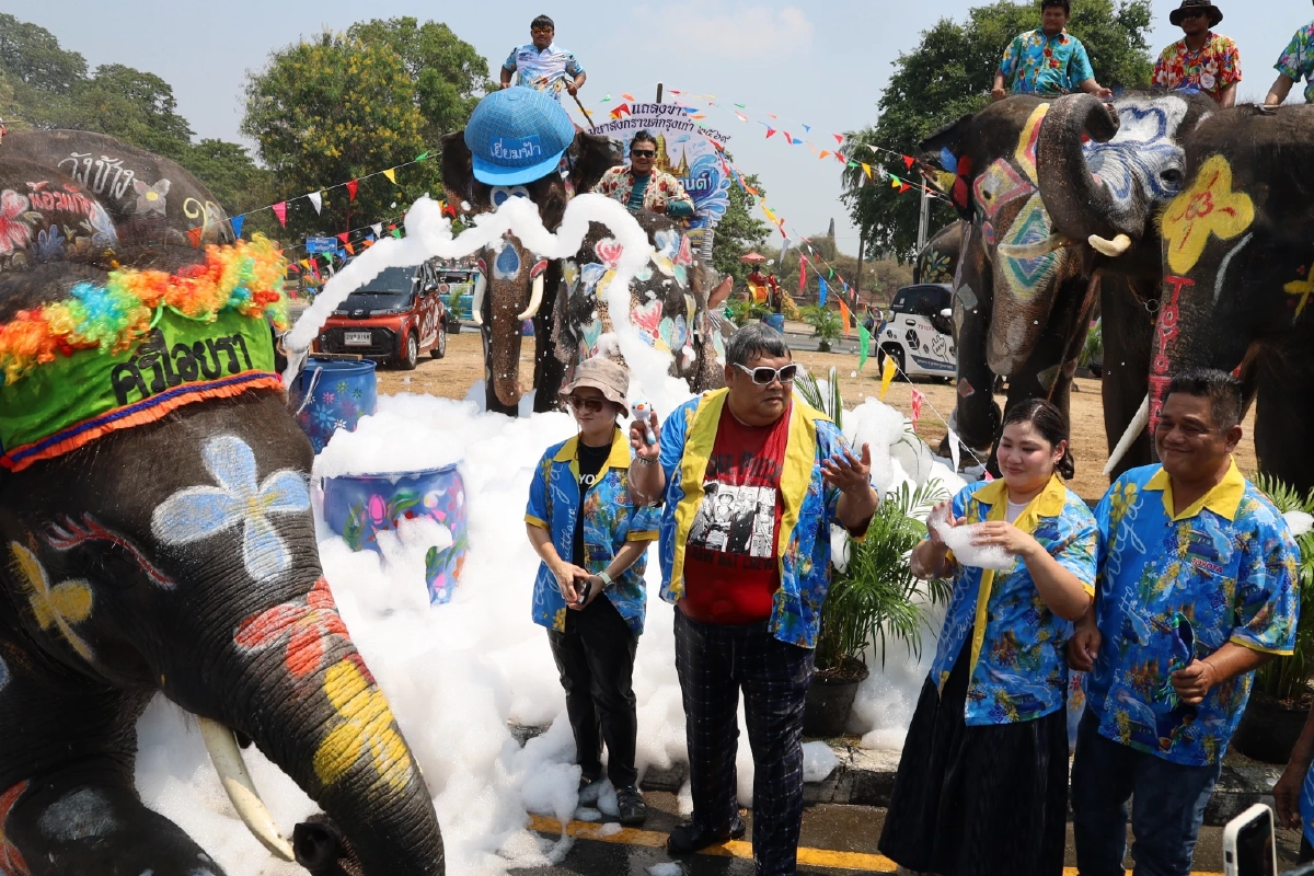 อยุธยาพร้อม! ขนช้าง 10 เชือกเล่นน้ำปาร์ตี้โฟมรับสงกรานต์
