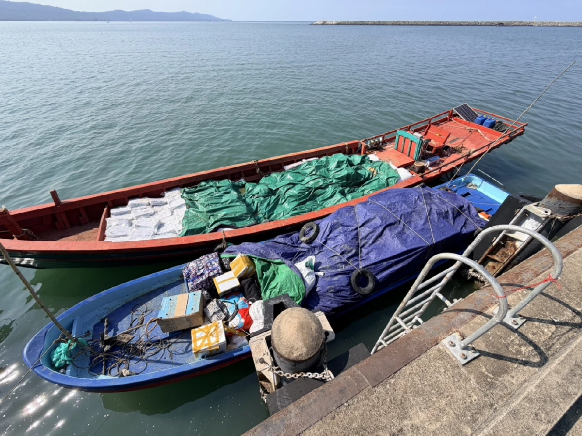 ศรชล.ตราด สกัดจับเรือ 5 ลำลอบขนสินค้าส่งเขมร ยึดของกลางเพียบ