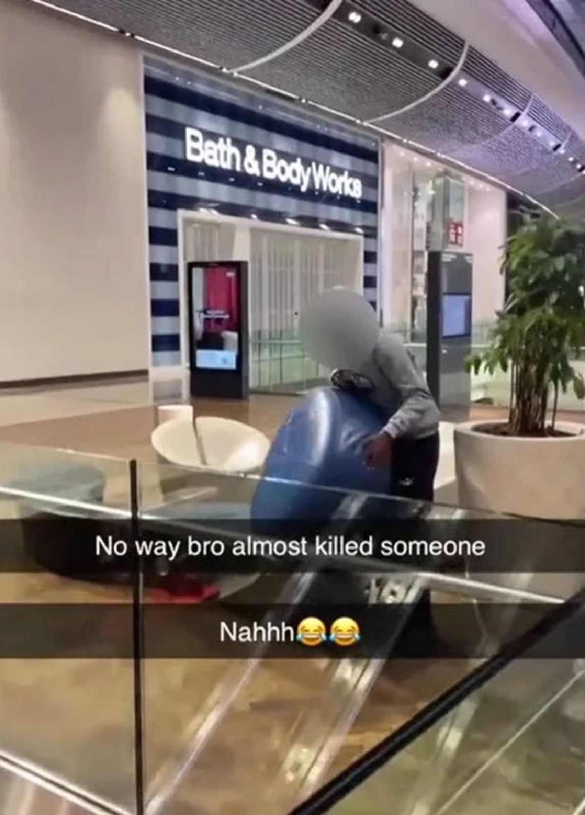 วัยรุ่นห้าว โยนเก้าอี้น้ำหนัก 15 กก. ไปชั้นล่างที่มีคนเดินเยอะๆ