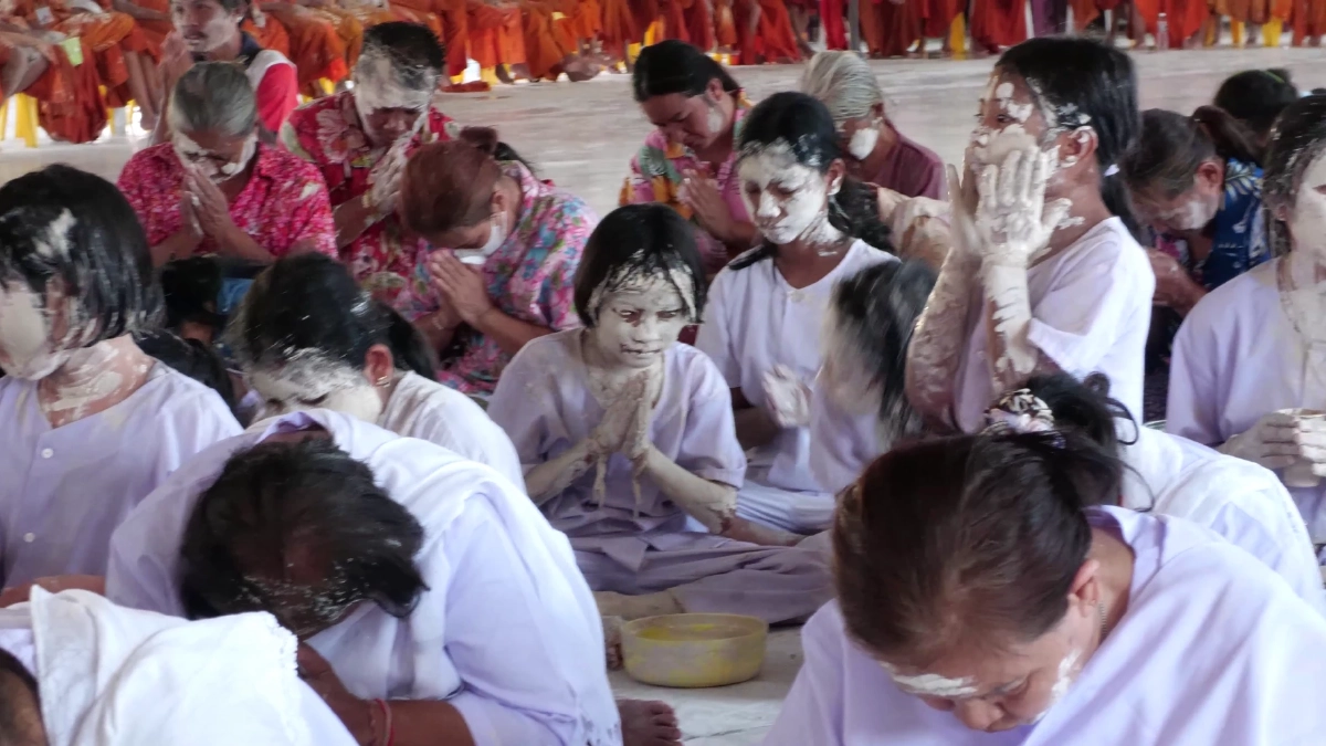 ขำพระเณรจะบาปไหม! พระ-เณรสุรินทร์โดนปะแป้งนึกว่าชุบแป้งทอด