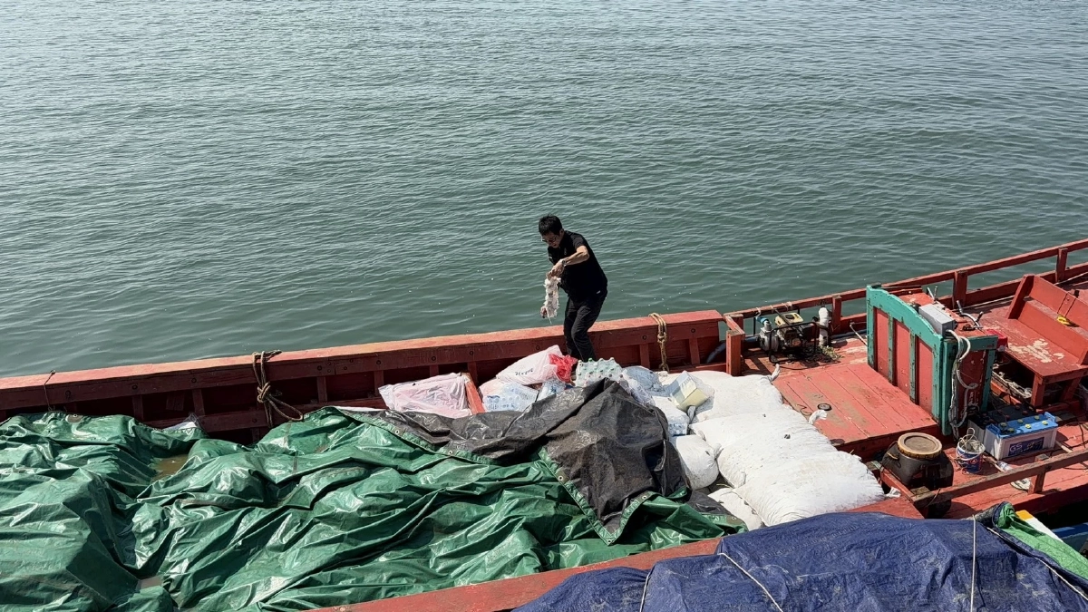 ศรชล.ตราด สกัดจับเรือ 5 ลำลอบขนสินค้าส่งเขมร ยึดของกลางเพียบ