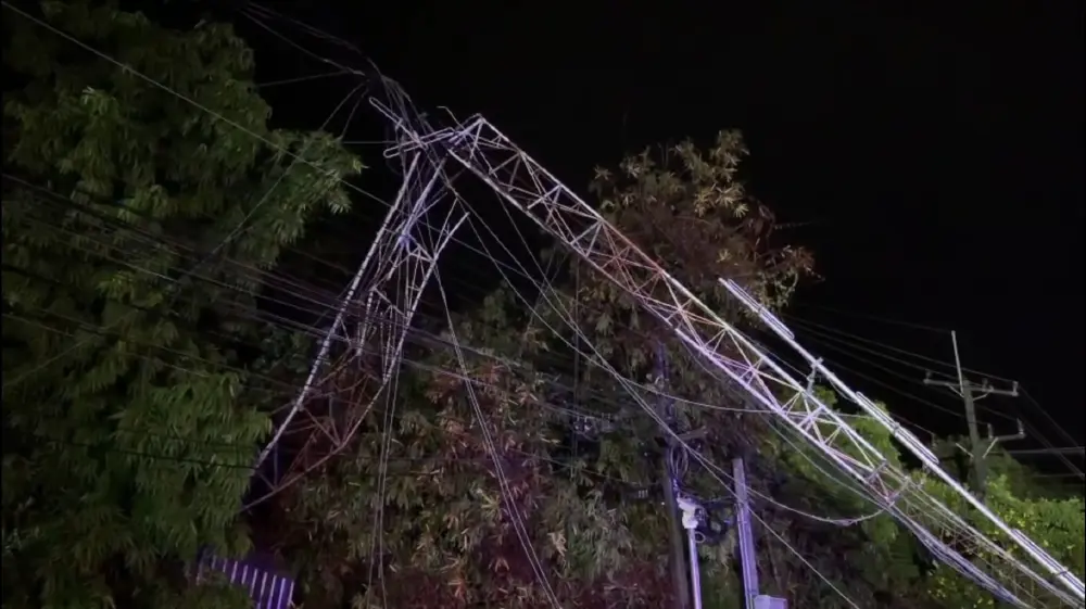 แม่สายอ่วม! พายุถล่มเสาวิทยุโค่นทับสายไฟดับทั้งอำเภอ