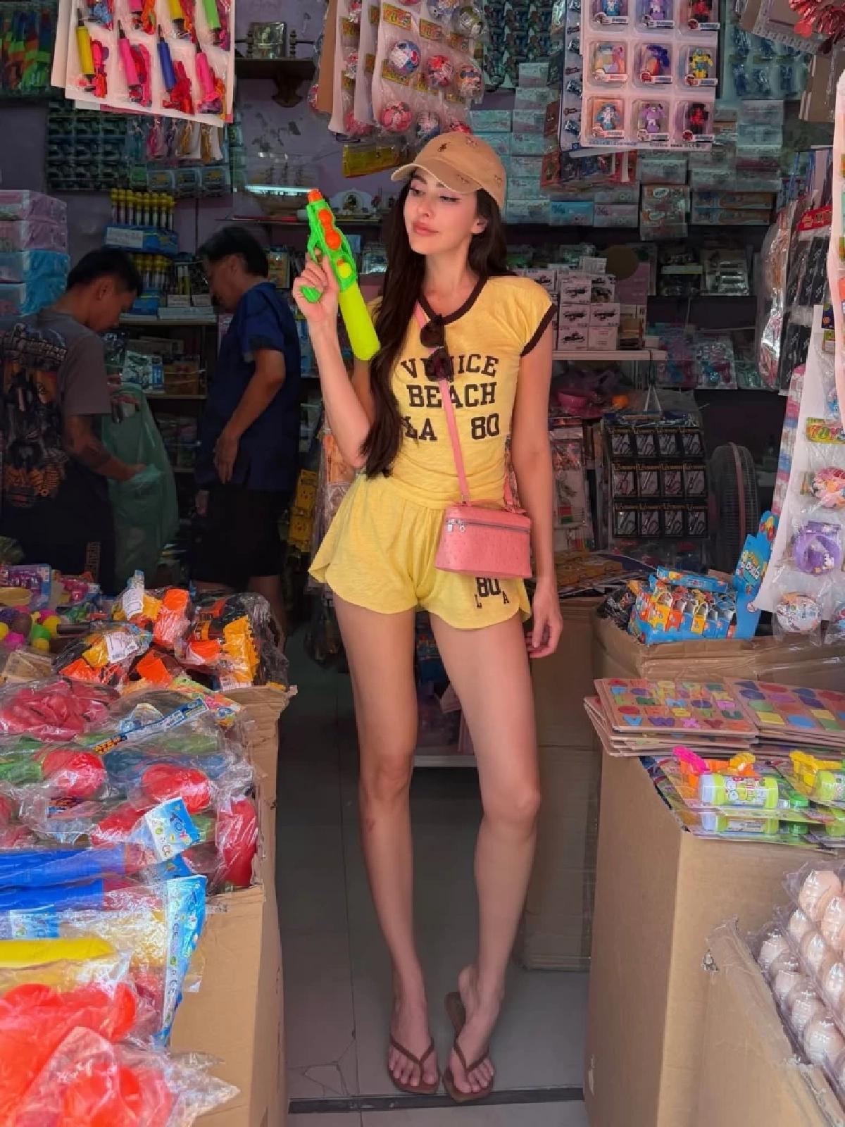 ออร่าพุ่งไม่พัก “ศรีริต้า” สลัดลุคคุณแม่ สวยสดใสรับสงกรานต์