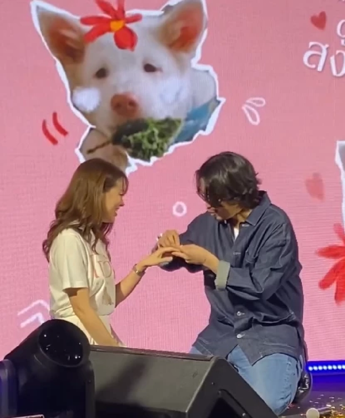 น้ำตาซึม ผกก.โกฮัง คุกเข่าขอพิธีกรสาวแต่งงาน ทำคนดูร้องไห้ตาม