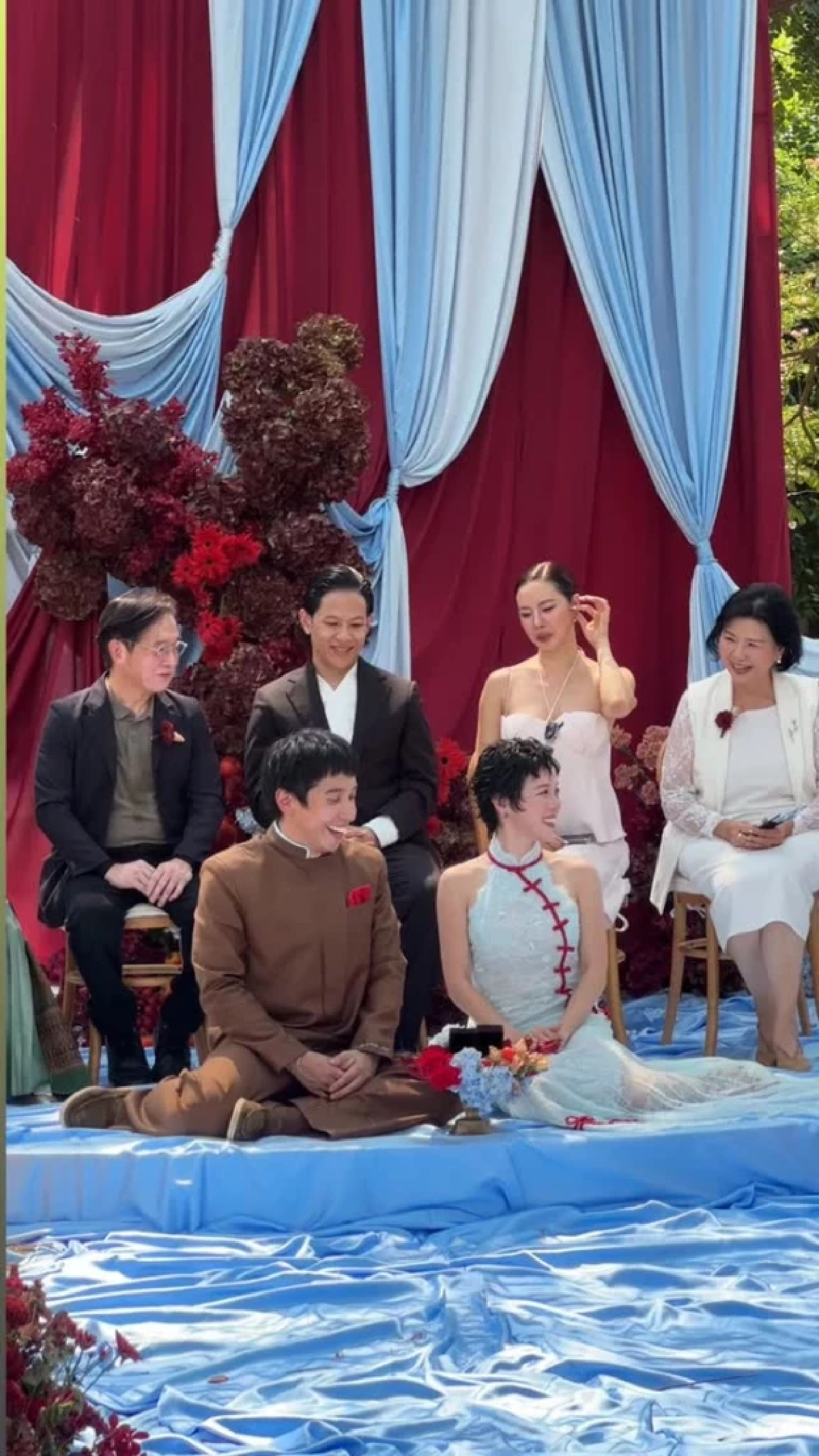 โอม ค็อกเทล พูดบนเวทีงานแต่ง “พลอย-เต” ด้าน คริส หอวัง รีบเคลียร์