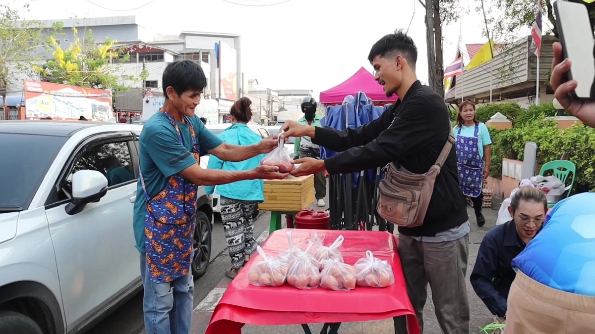 หนุ่มขนไข่ 6,000 ฟองแจกฟรีชาวอุดรฯ ช่วยลดภาระน้ำมันแพง