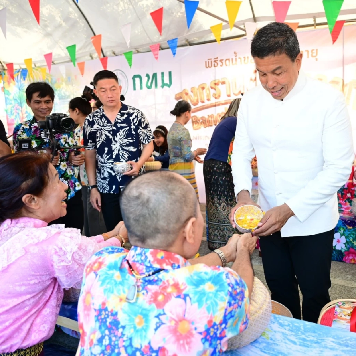 เลขมงคล 69 รูป ผู้ว่าฯ ชัชชาตินำทัพตักบาตรลานคนเมือง รับเฮงสงกรานต์