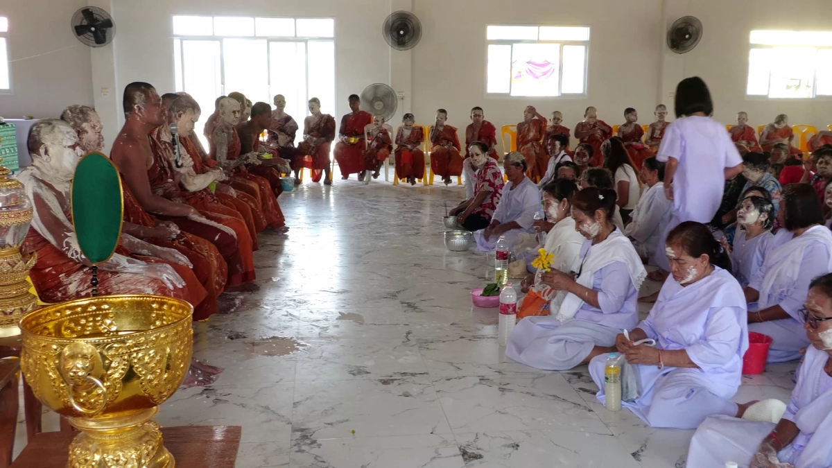 ขำพระเณรจะบาปไหม! พระ-เณรสุรินทร์โดนปะแป้งนึกว่าชุบแป้งทอด