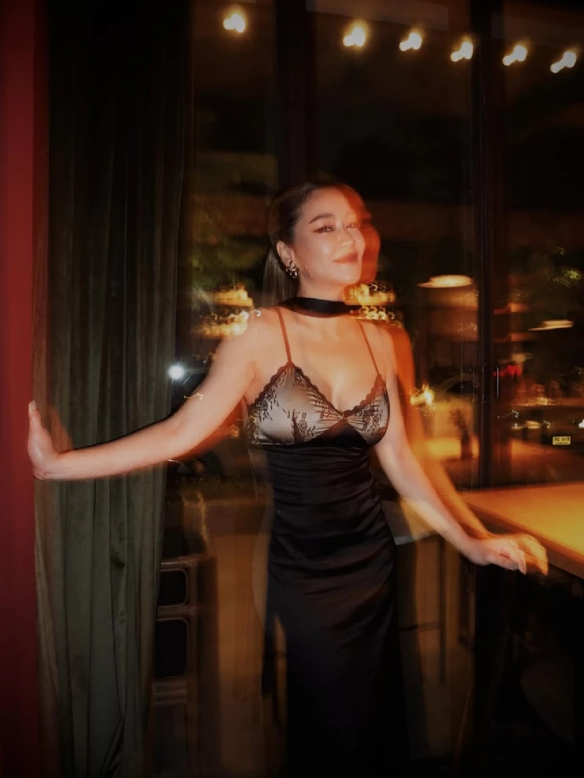 จูน กษมา ศิลาชัย เสิร์ฟลุคหรูแหวกอกเบาๆ หุ่นดีเกินต้าน