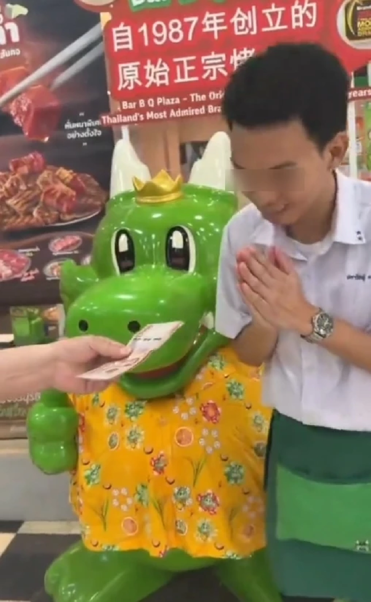 ดราม่า "ทิปรวม" ทั้งที่ตั้งใจให้ พนง.พาร์ทไทม์ ร้านดังชี้แจงแล้ว