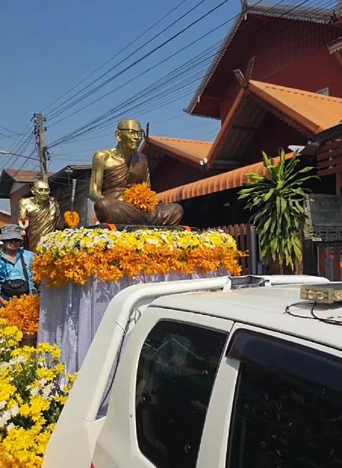 ชาวบ้านแห่จับจ้อง ทะเบียนรถ พิธีสรงน้ำองค์รูปเหมือนหลวงปู่ศิลา