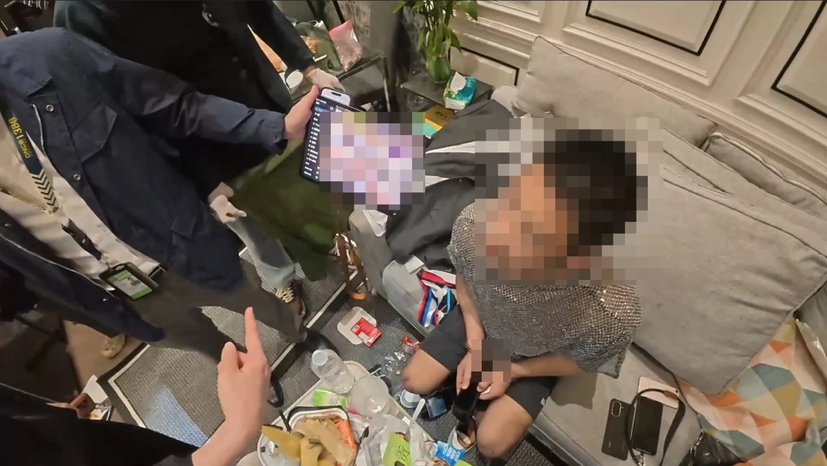 จับ 2 หนุ่มจีน ดาว X แก้ผ้าก่อกวนทั้งคอนโดผวา ค้นห้องยิ่งตกใจ